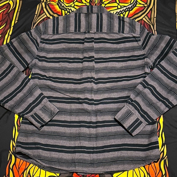 CONVERSE™️ Men’s Striped Button Down Shirt - Picture 6 of 6